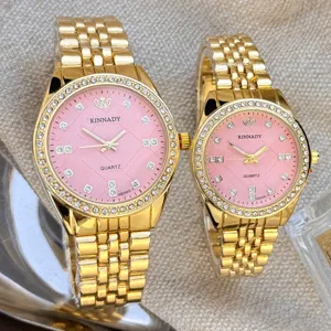 Luxus Paar Quarzarmbanduhr Set, goldfarbenes Edelstahlarmband, rosa Zifferblatt mit Kristallen.