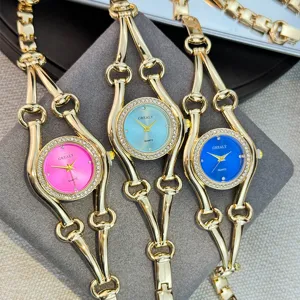 Luxus Diamant Quarz Uhr Detailansicht mit Metallkettenarmband und farbigem Zifferblatt