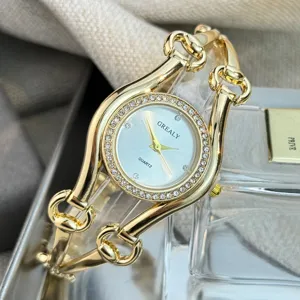 Luxus Damen Quarzuhr mit Strass, elegante goldene Gliederarmbanduhr im Detailansicht.