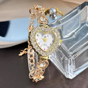 Detailaufnahme einer eleganten Damen-Quarzuhr mit goldenem Herz-Strass-Design.