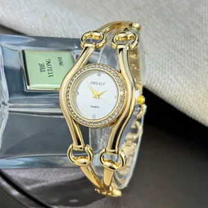 Luxus goldene Quarzuhr mit Strasslünette und elegantem Pferdegebiss Metall Armband.