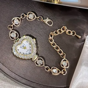 Nahaufnahme Detail der herzförmigen Strass Quarz Uhr mit Kette und glänzenden Kristallen.