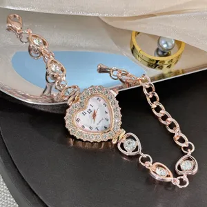 Exquisites roségoldenes herzförmiges Strass-Quarzuhr für Damen, detaillierte Ansicht.