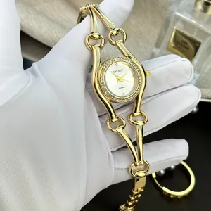 Luxus Damen Quarzuhr in Gold mit funkelndem Strasszifferblatt und feinem Kettenarmband.