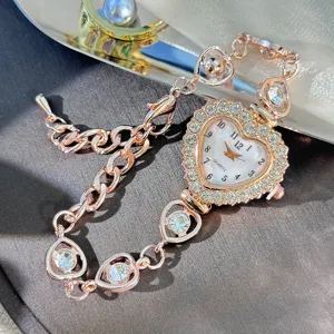 Roségold Herz Strass Quarz Damenuhr, eleganter Armband Ketten Stil mit funkelnden Steinen.
