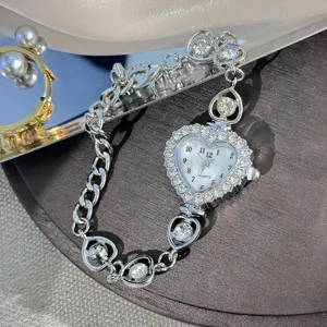 Herz Strass Quarzuhr, silberfarbene Legierungsarmbanduhr, modische Damen Armbanduhr.