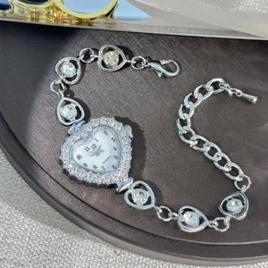 Legierung Herz Strass Quarz Damenuhr mit funkelndem Zifferblatt und verstellbarer Kette.