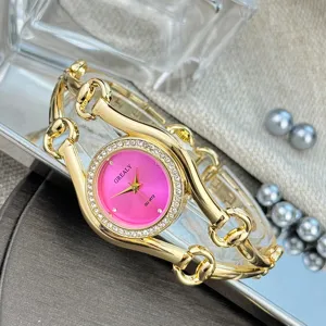 Luxus Damen Quarzuhr mit rosafarbenem Zifferblatt Strasslünette und Goldkette.