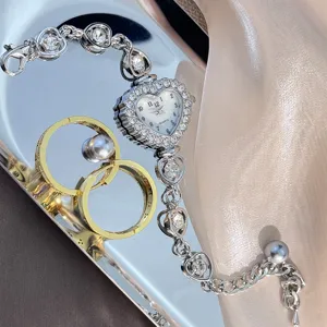 Herzförmige Strass Quarz Damenuhr mit stilvollem Legierung Kettenarmband und eleganten Details.