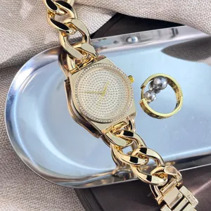Orologio al quarzo di lusso con strass, cinturino a catena dorata e dettagli scintillanti.