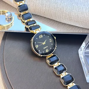 Gedetailleerde opname van een luxe dames quartz horloge met zwarte wijzerplaat en goud.