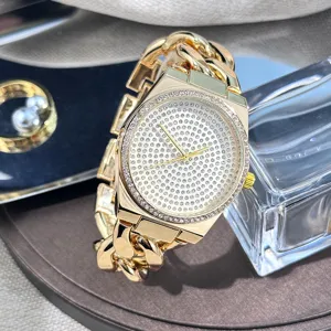 Orologio al quarzo dorato di lusso con cinturino a catena di tendenza e quadrante.