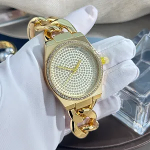 Orologio al quarzo di lusso con catena dorata e quadrante brillante di diamanti per stile.