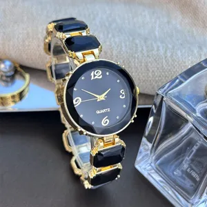 Close-up detail van luxe dameskwartshorloge met zwarte gefacetteerde kristallen armband.