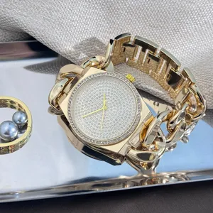 Primo piano dettaglio di orologio al quarzo con catena spessa in strass dorati lussuosi quadrante