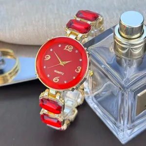 Close-up van het rode kwartshorloge met edelstenen armbanddetails en gouden kast.