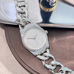Primo piano dettagliato di un orologio al quarzo con catena spessa e quadrante pavimentato di strass.