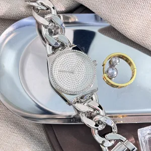 Orologio al quarzo con catena stile hip-hop argentata con quadrante e lunetta pavè di strass.