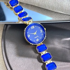 Close-up van het blauwe kristal kwartshorloge detail met elegante wijzerplaat en armband.