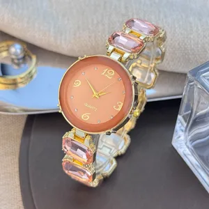 Elegante dames quartz horloge armband met kleurrijke kristallen band en ronde wijzerplaat.