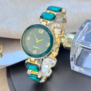 Groene wijzerplaat quartz dameshorloge met luxe kristallen stenen armband ontwerp.
