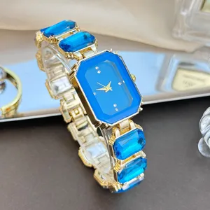 Detailansicht der luxuriösen blauen Edelstein Armbanduhr mit funkelnden Kristallgliedern.