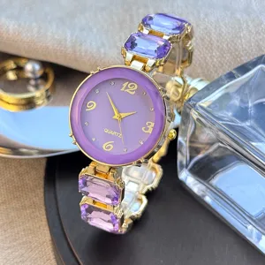 Prachtig close-up detail van het paarse kristallen quartz horloge met elegante wijzerplaat.