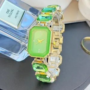 Elegante grüne Edelstein quadratische Damen Uhr Luxus Gold Armband Detailaufnahme.