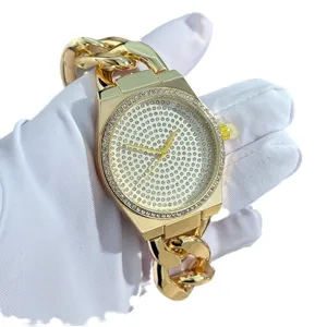 Lussuoso orologio al quarzo dorato con catena spessa hip-hop e quadrante pavé di brillanti.