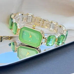 Detailansicht Damen quadratische grüne Edelstein Armbanduhr, Luxus Nische Mode Armbanduhr.