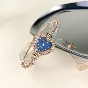 Elegante Damen Quarz Uhr mit herzförmigem blauem Zifferblatt und funkelnden Strasssteinen.