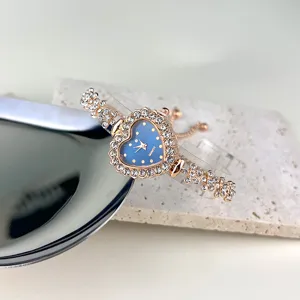 Elegante Herz-Quarzuhr für Damen mit funkelnden Strasssteinen und roségoldenem Design.