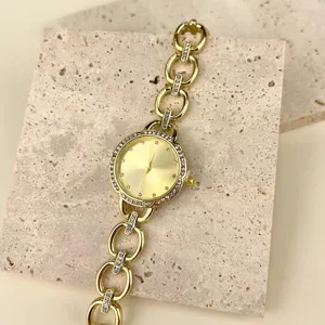 Goldfarbene Strass Damenuhr Kettenarmband Quarzwerk Detailansicht glitzernde Lünette