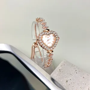Detailaufnahme einer eleganten roségoldenen Quarzarmbanduhr mit funkelnden Strasssteinen.