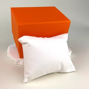 Elegante confezione regalo per orologi con scatola arancione di lusso e cuscino bianco raffinato.
