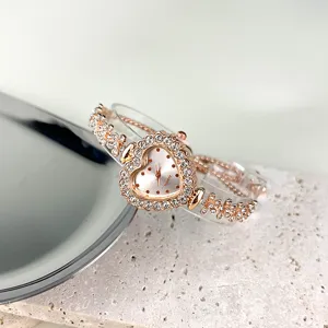 Elegante roségoldene Herz Quarz Damenuhr mit funkelnden Strasssteinen und modischem Design.