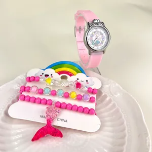 Dettaglio dell'orologio al quarzo rosa da bambina e braccialetto sirena con corona.