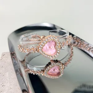 Exquisite Roségold Herz Quarzarmbanduhr mit funkelnden Strasssteinen und Blumenband.