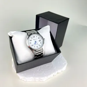 Classico orologio al quarzo argentato con quadrante bianco e scatola regalo nera.