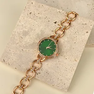 Detailansicht der Quarz-Damenuhr mit grünem Zifferblatt und roségoldenem Kettenarmband