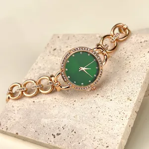 Luxus Damen Quarzuhr mit grünem Zifferblatt und roségoldenem Strasskettenarmband.