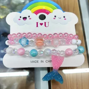 Set di braccialetti di perle colorate per bambini con ciondolo a forma di coda di sirena.