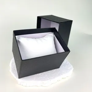 Scatola regalo nera per orologi con cuscino bianco, elegante confezione per orologi e gioielli.