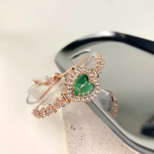 Luxus Smaragd Herz Quarz Damenarmbanduhr, elegante Roségold Strass Armbanduhr im Design.