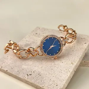 Damen Quarzarmbanduhr Roségold mit blauem Zifferblatt und funkelnden Strasssteinen Armband.