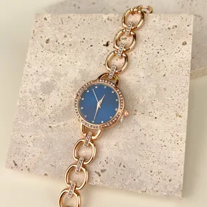 Elegante roségoldene Strass-Armbanduhr mit blauem Zifferblatt für modebewusste Damen.