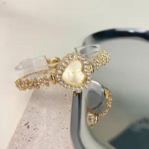 Goldfarbene Herz-Strass-Quarzuhr Detail mit funkelnden Diamanten und edlem Luxusdesign für Damen.