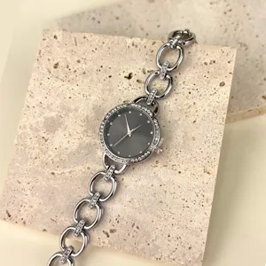 Detaillierte Ansicht der silbernen Damen Strass Quarz Uhr mit edlem Gliederarmband.