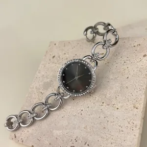 Luxus Damen Strass Quarzuhr mit silbernem Gliederarmband, eleganter Armbanduhr Stil für Frauen.