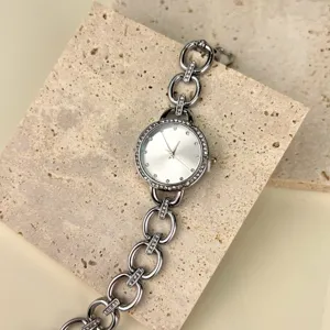 Elegante Damen Strass Quarz Uhr mit Ketten Armband, Luxus Mode Freizeituhr Stil.